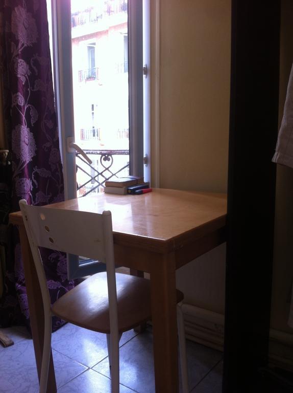 Hotel Du Metro Paris Room photo